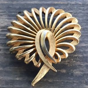 Vintage Signed Crown Trifari Gold Tone Brooch